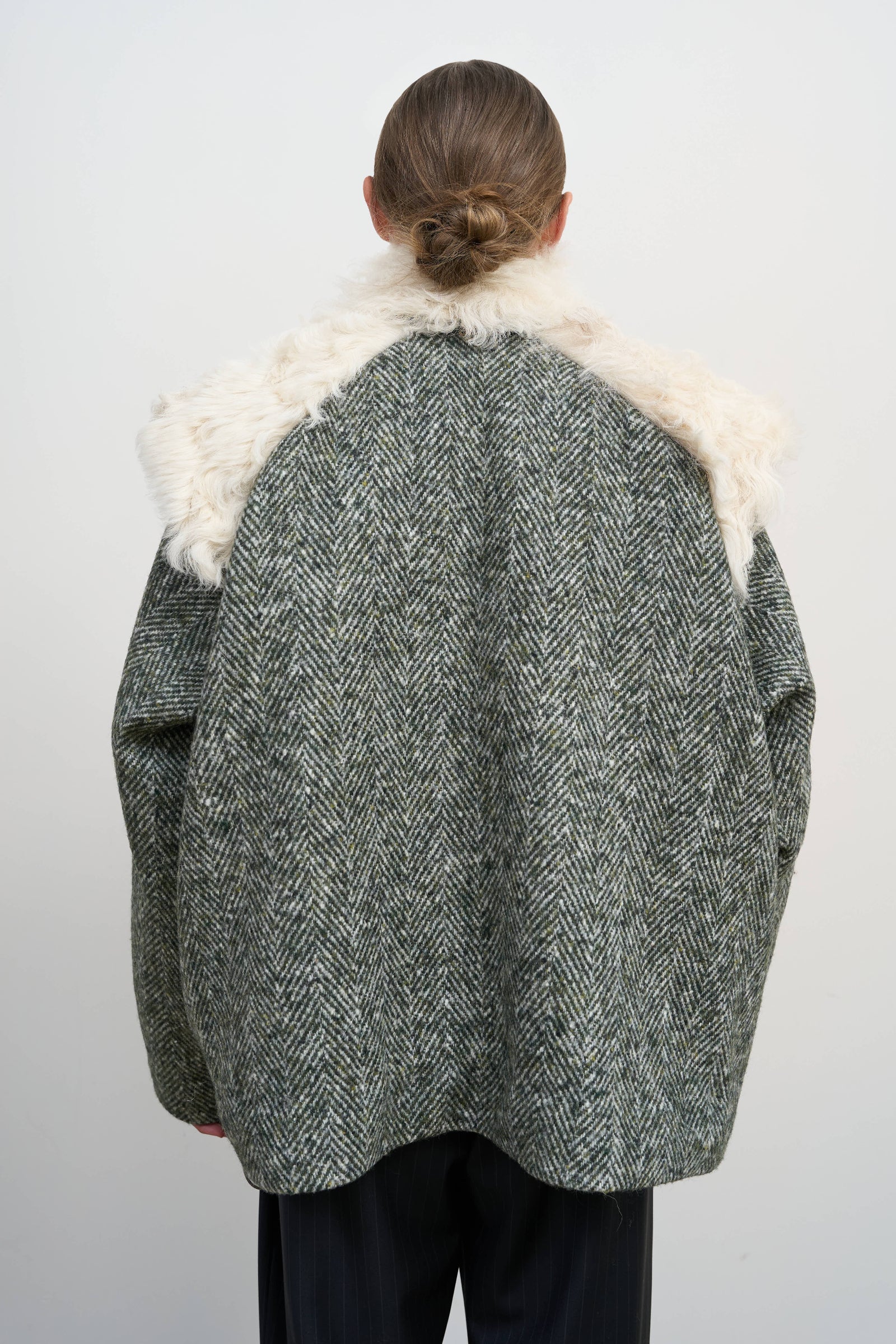 Зелений вовняний бомбер із оздобленням зі стриженого хутра