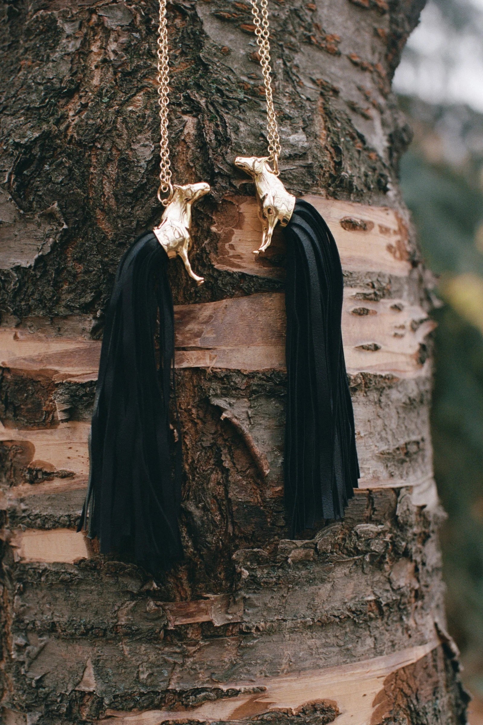 Підвіска Spirit із золотим покриттям і хвостиком із чорної шкіри