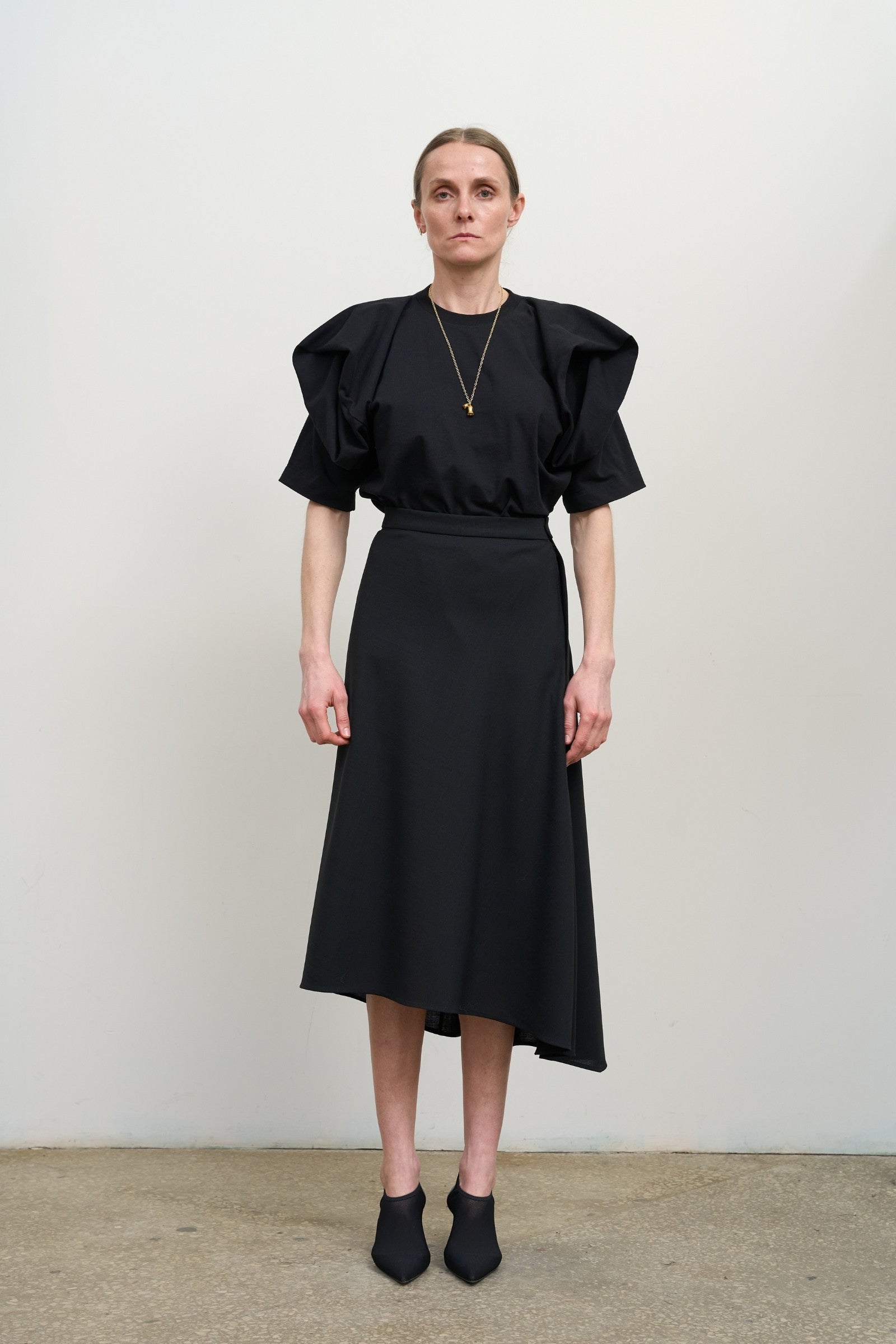 Футболка з квітковими деталями у білому та чорному кольорі