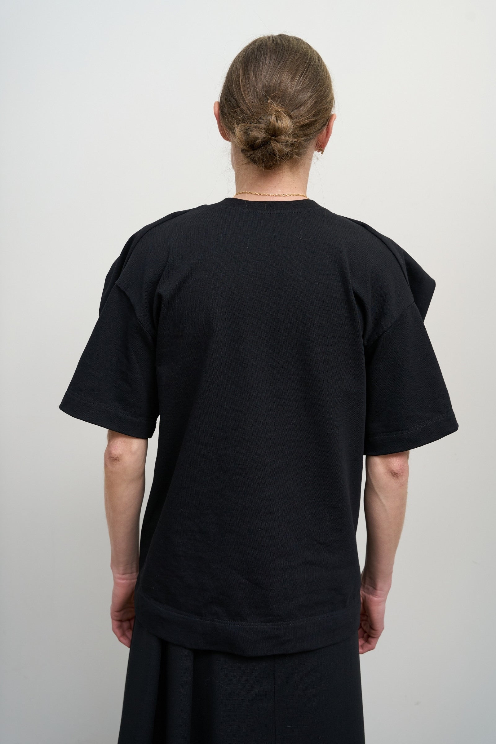 Футболка з квітковими деталями у білому та чорному кольорі