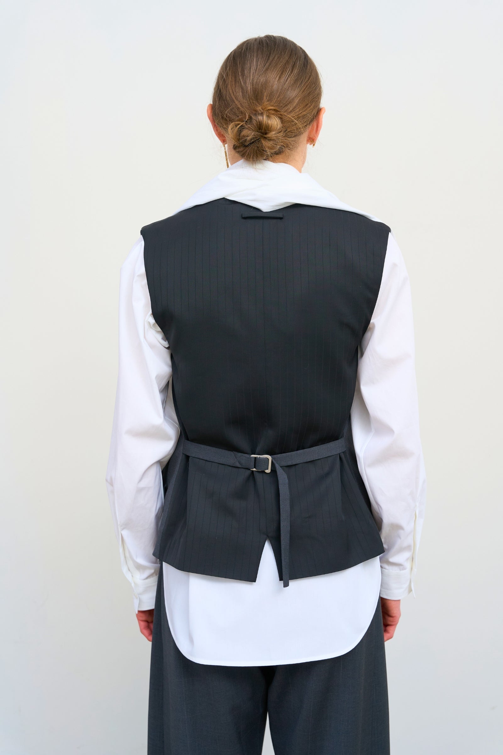 Структурований вовняний жилет із квітковими акцентами сірого кольору