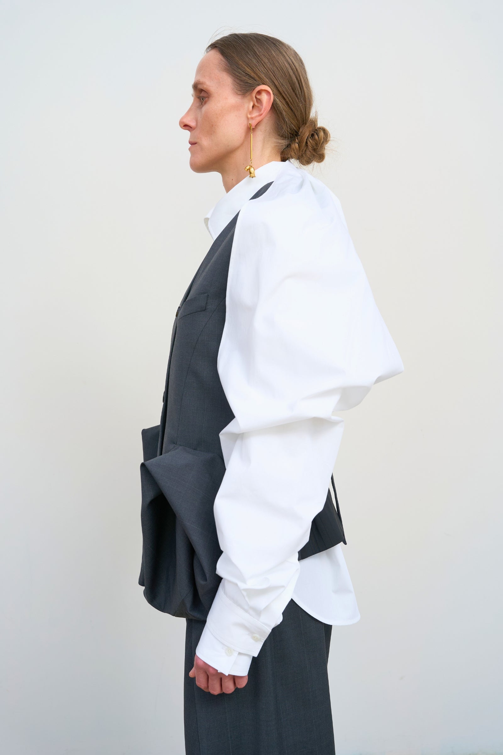 Структурований вовняний жилет із квітковими акцентами сірого кольору