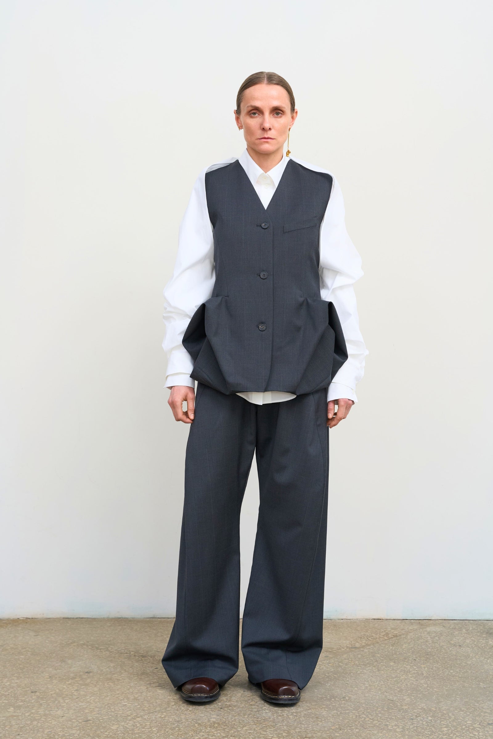 Структурований вовняний жилет із квітковими акцентами сірого кольору