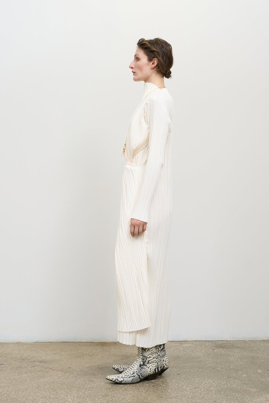 Плісирована сукня з закрученим поясом