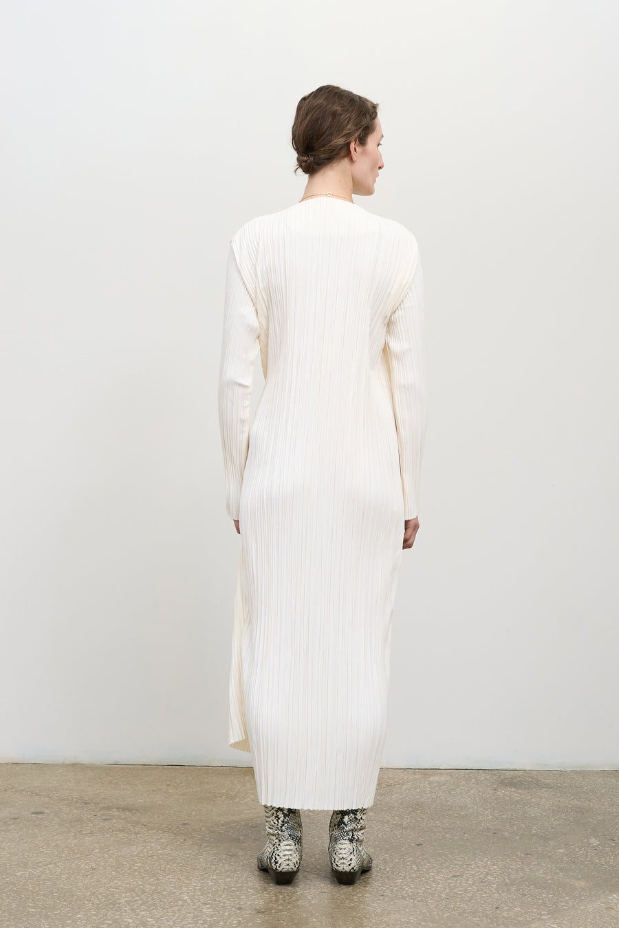 Плісирована сукня з закрученим поясом