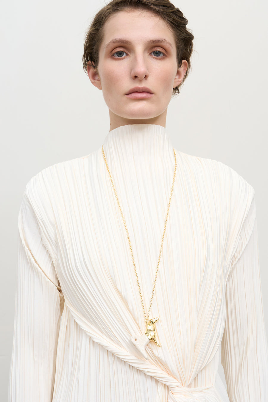 Плісирована сукня з закрученим поясом