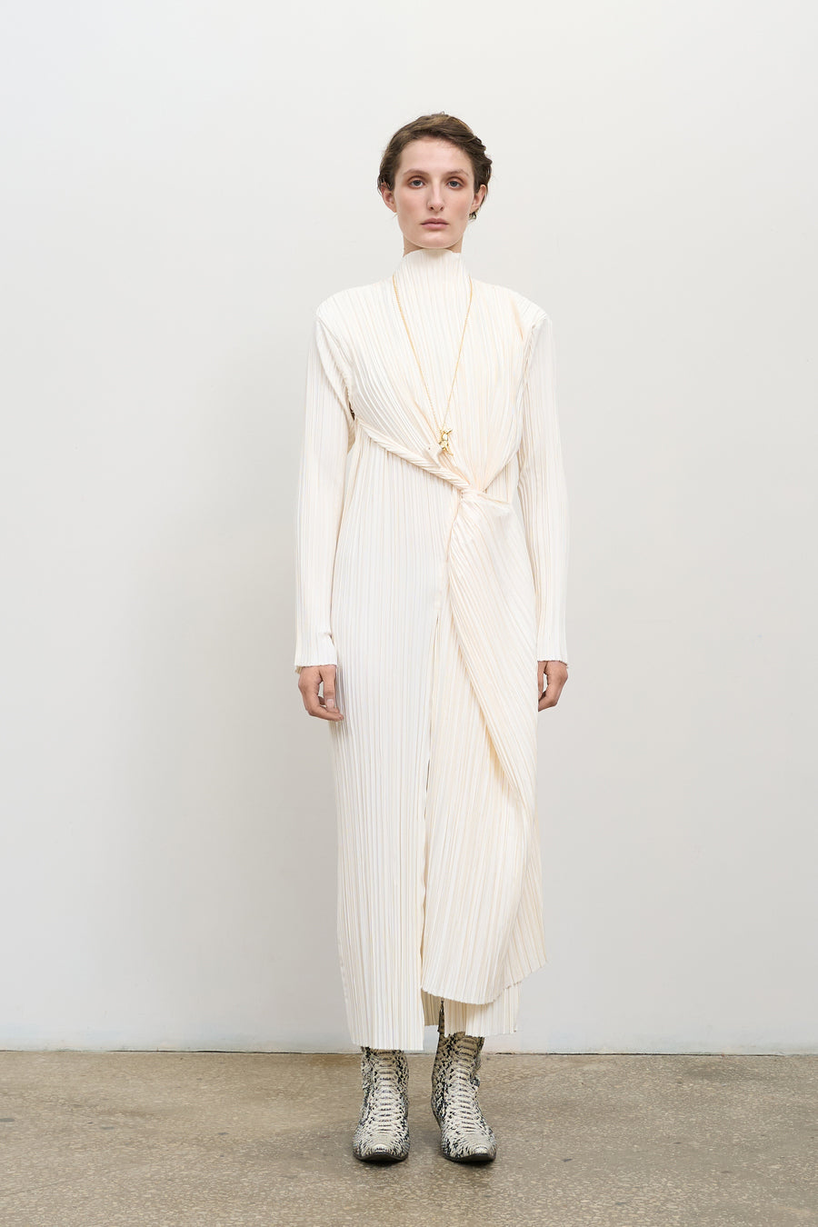 Плісирована сукня з закрученим поясом