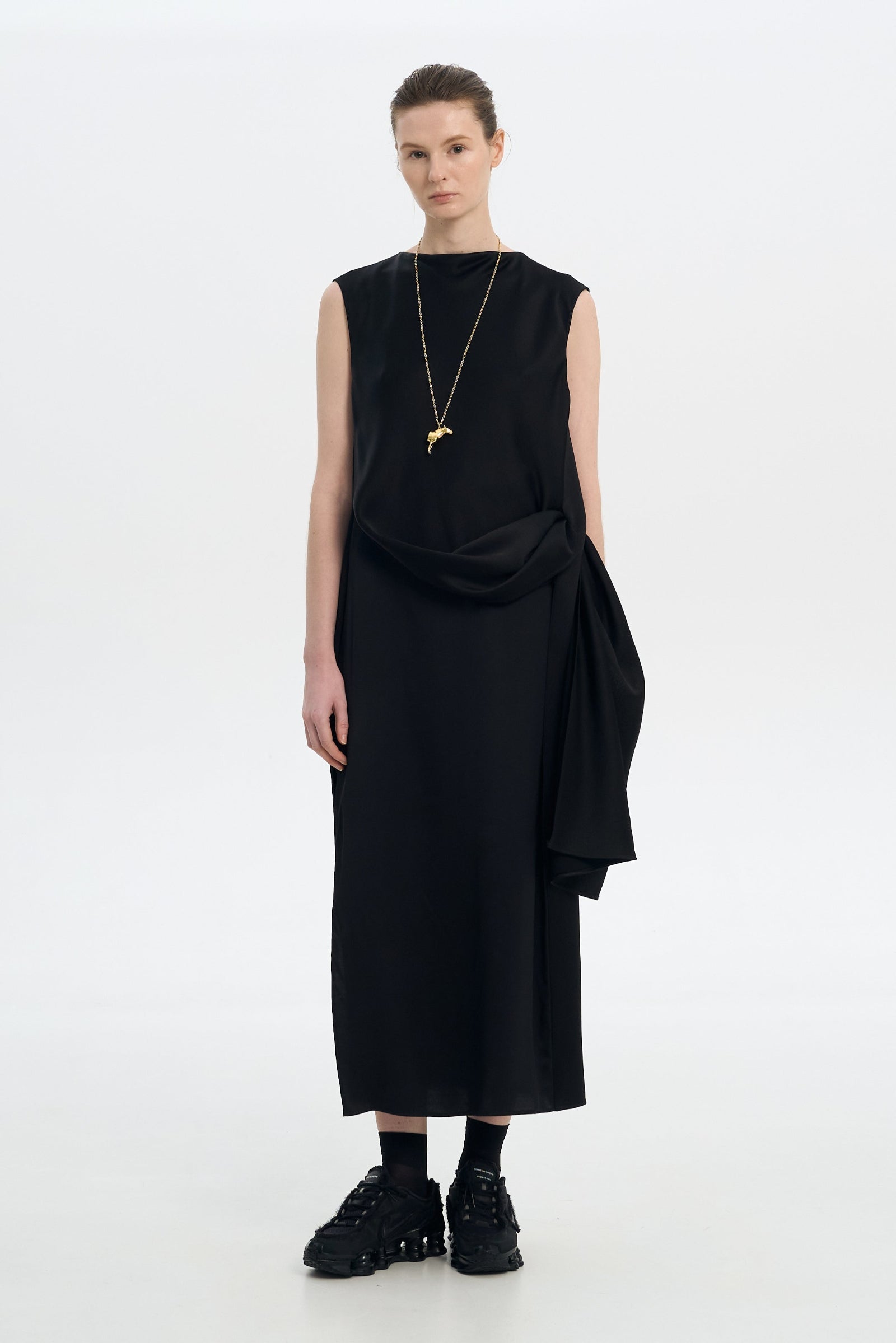 Сукня з атласу з перекрученим поясом чорна