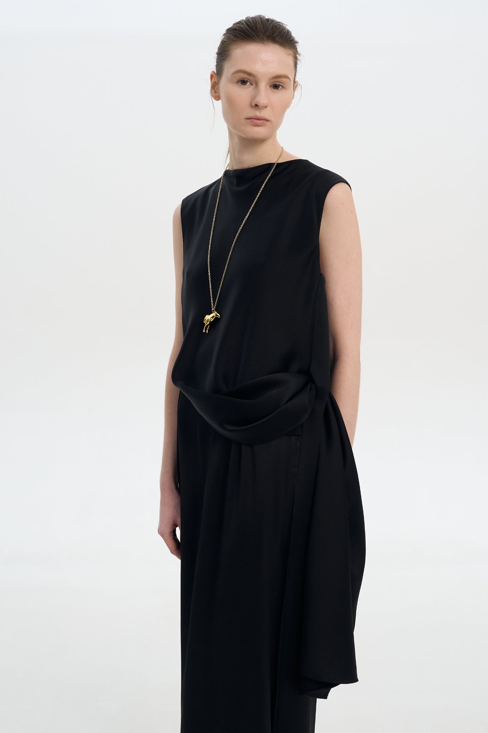 Сукня з атласу з перекрученим поясом чорна