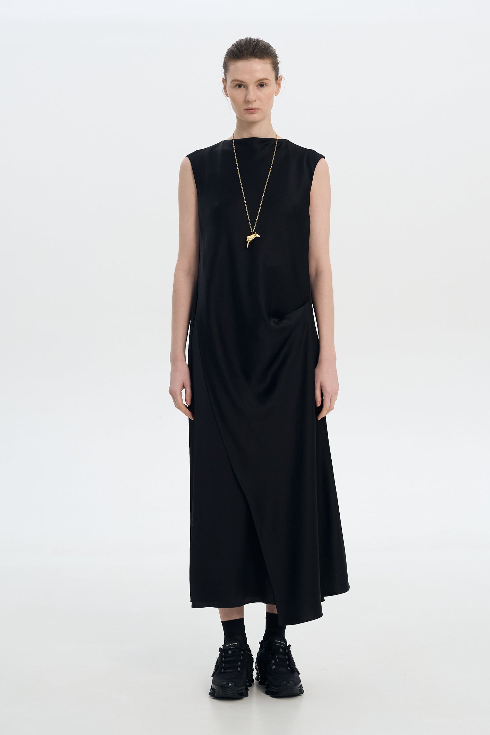 Сукня з атласу з перекрученим поясом чорна