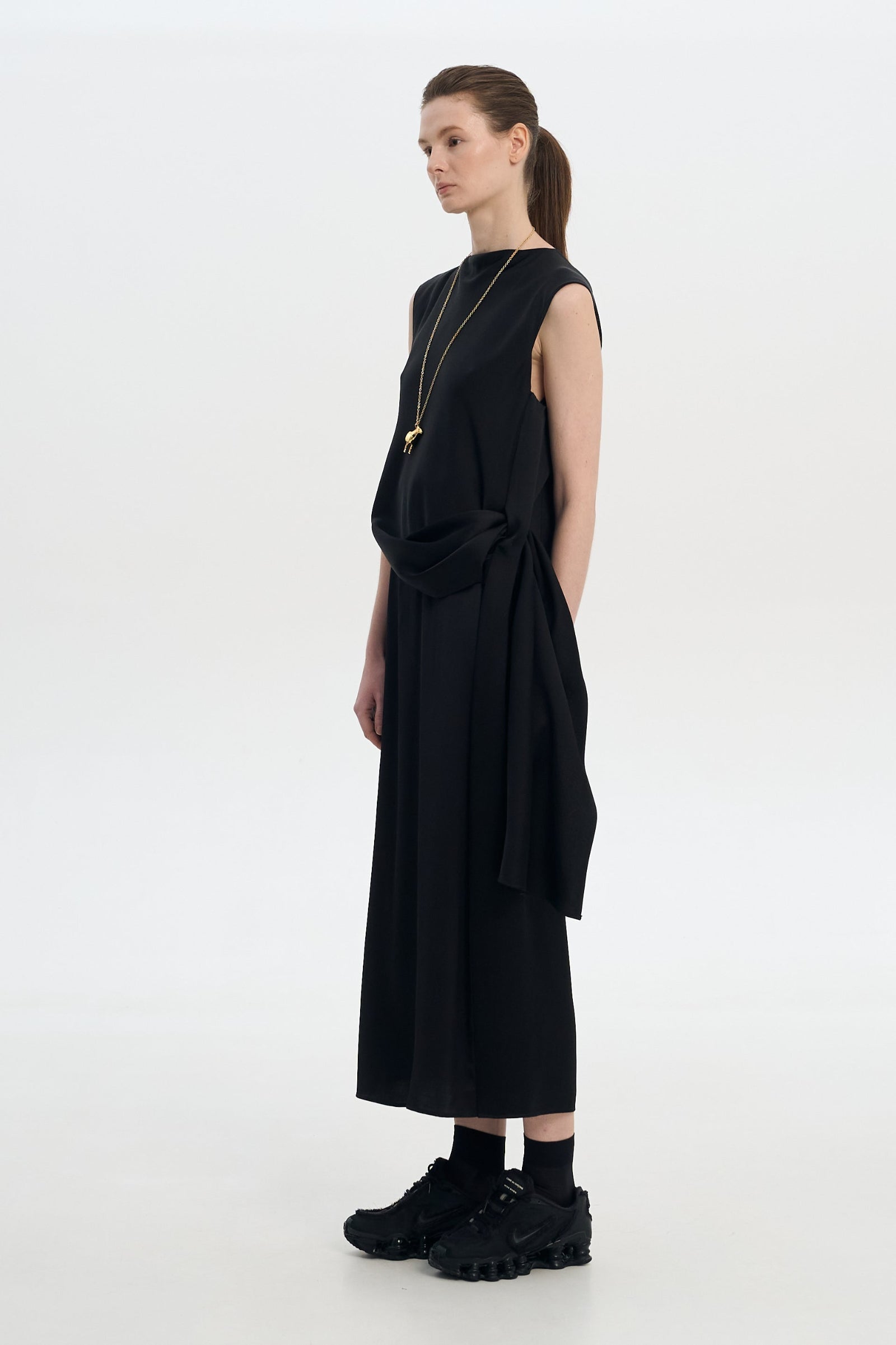 Сукня з атласу з перекрученим поясом чорна