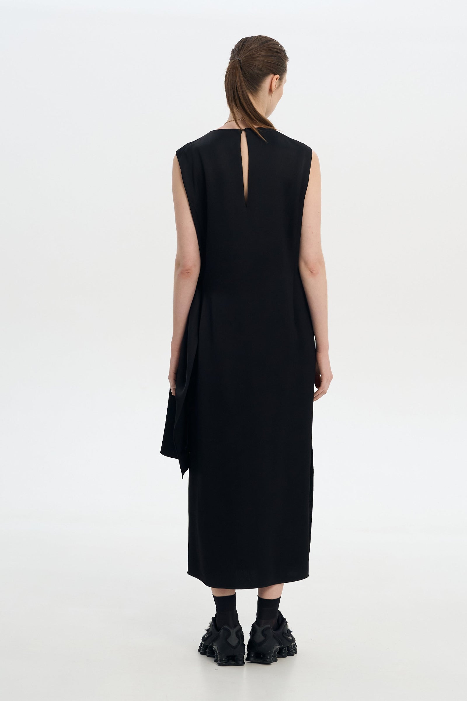 Сукня з атласу з перекрученим поясом чорна