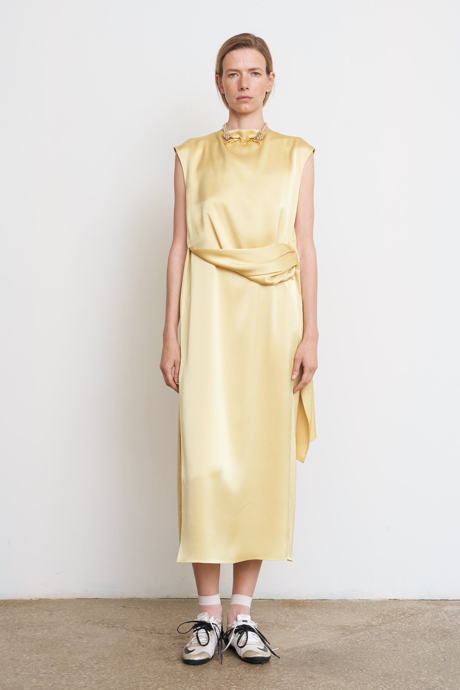 Сукня з атласу з перекрученим поясом  жовта
