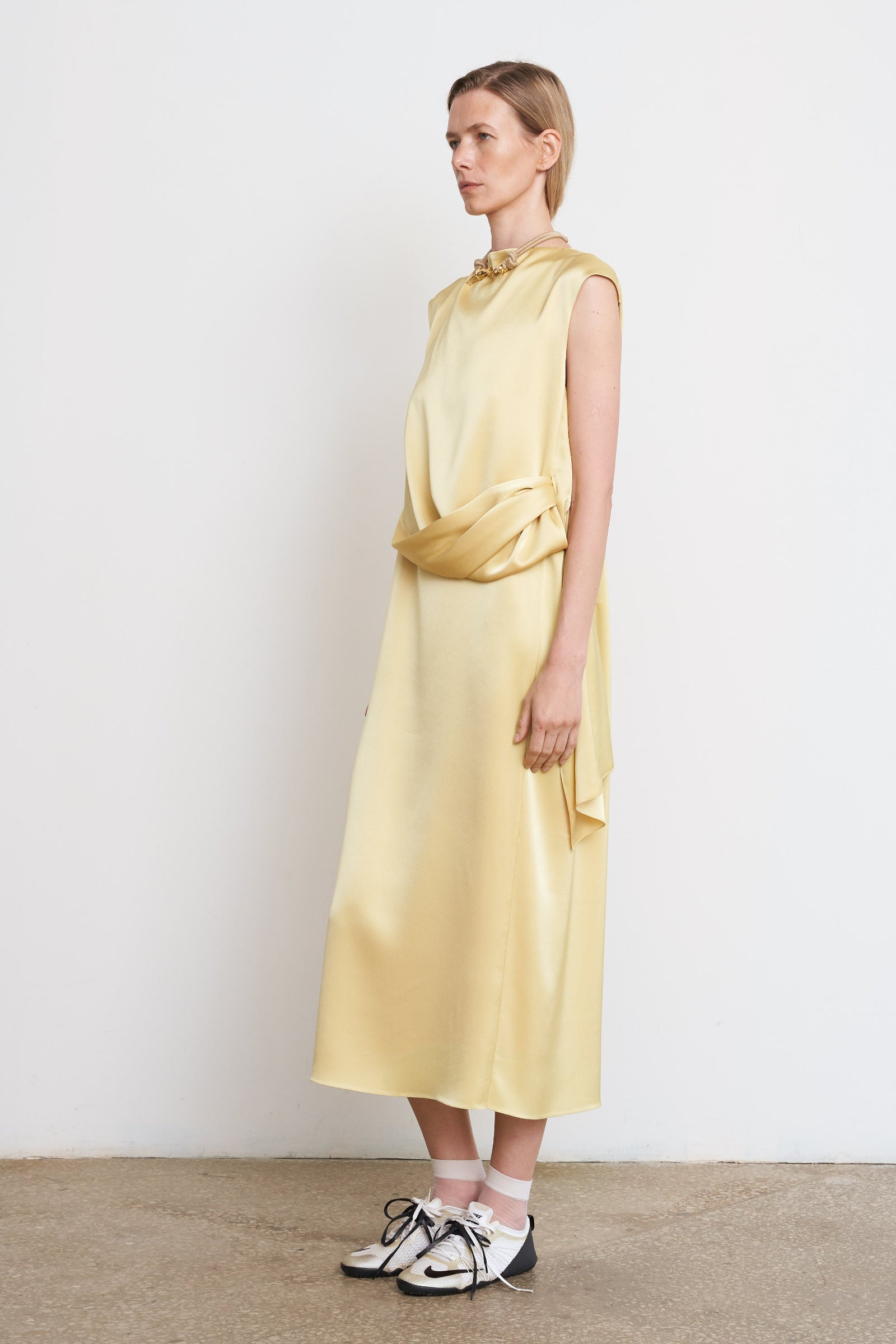 Сукня з атласу з перекрученим поясом  жовта