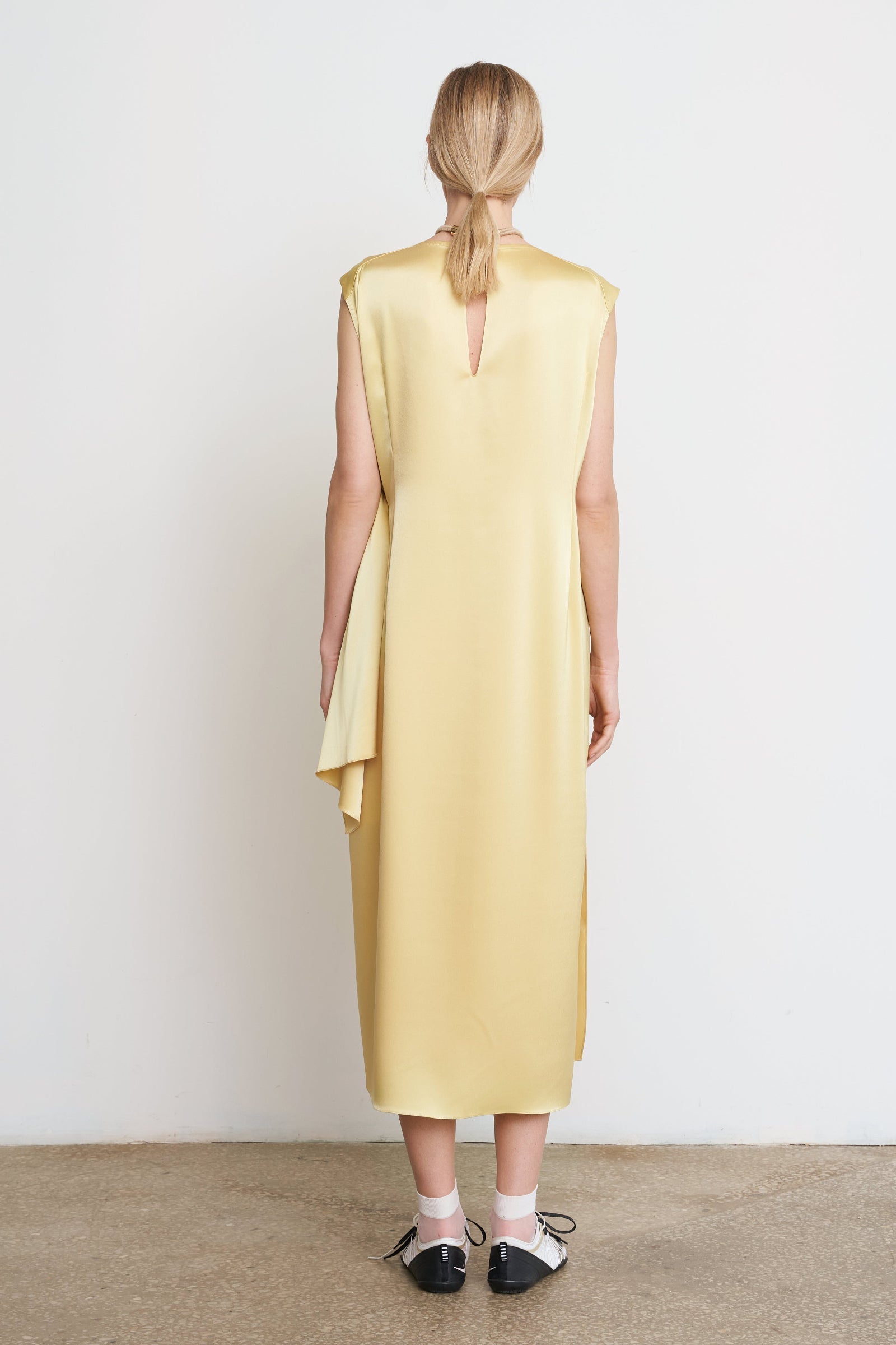 Сукня з атласу з перекрученим поясом  жовта