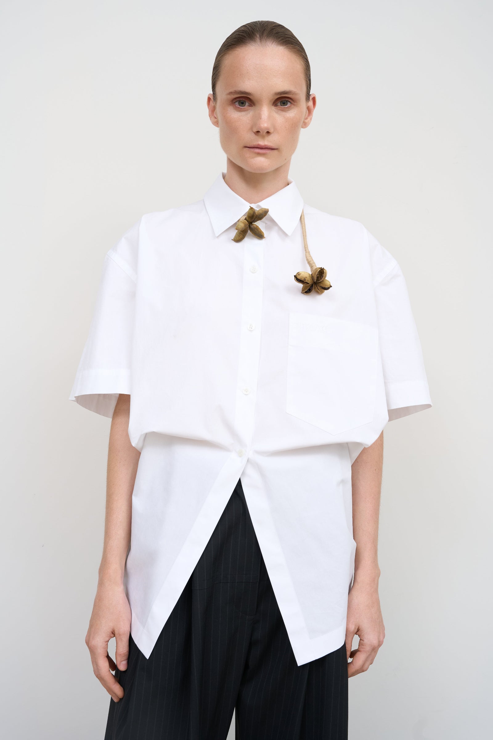 WHITE COTTON SHIRT WITH A TWISTED BACK