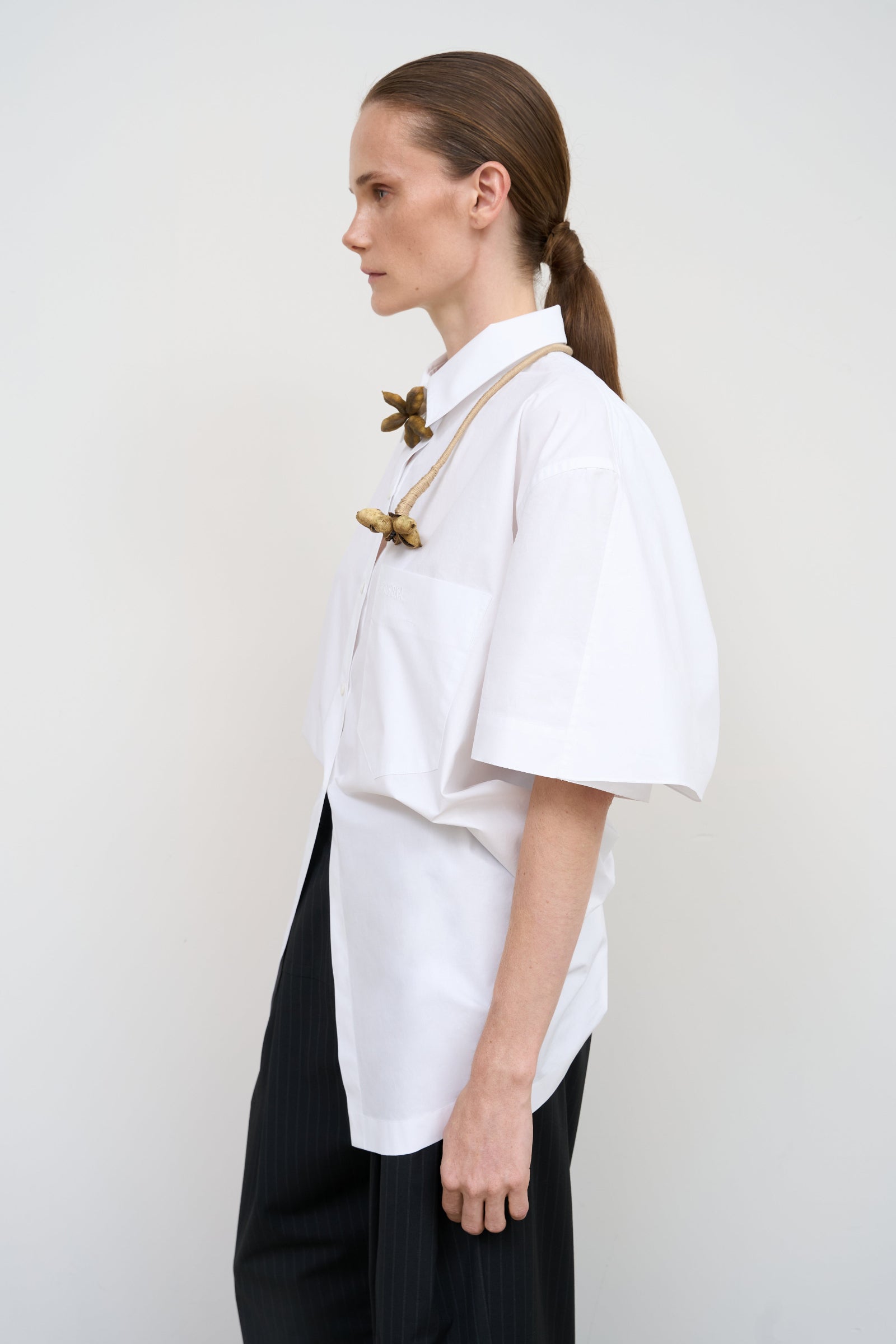 WHITE COTTON SHIRT WITH A TWISTED BACK