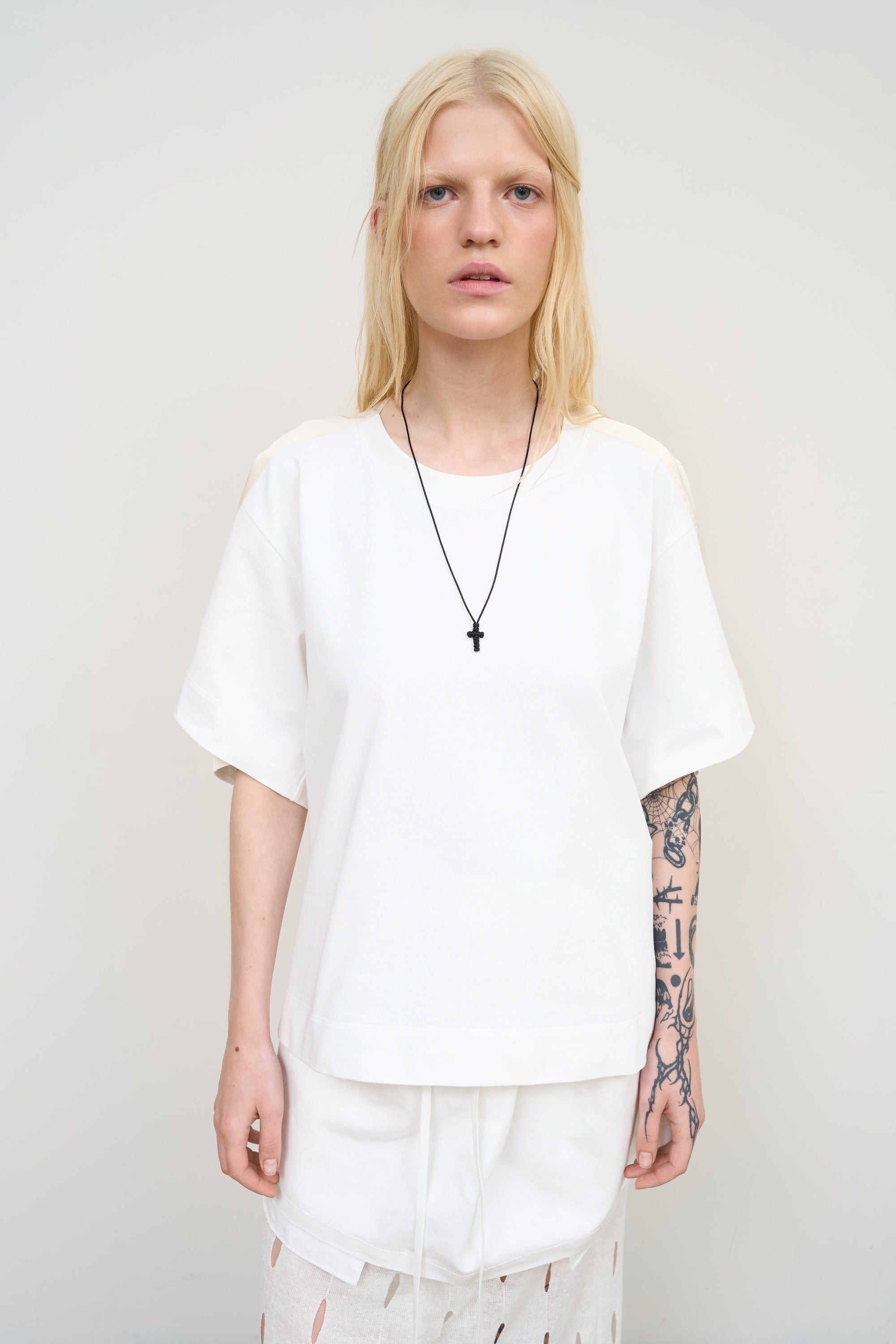 Бавовняна футболка з перекрутом