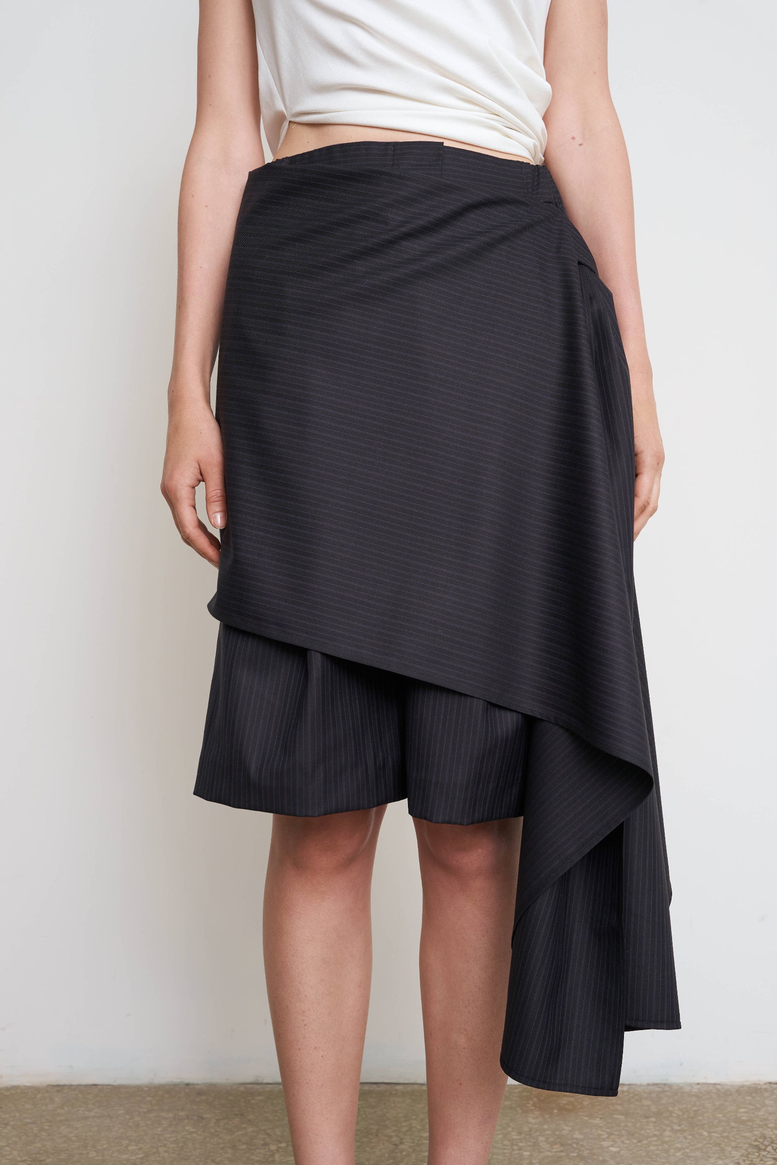 Вовняні шорти в тонку смужку з багатошаровою конструкцією