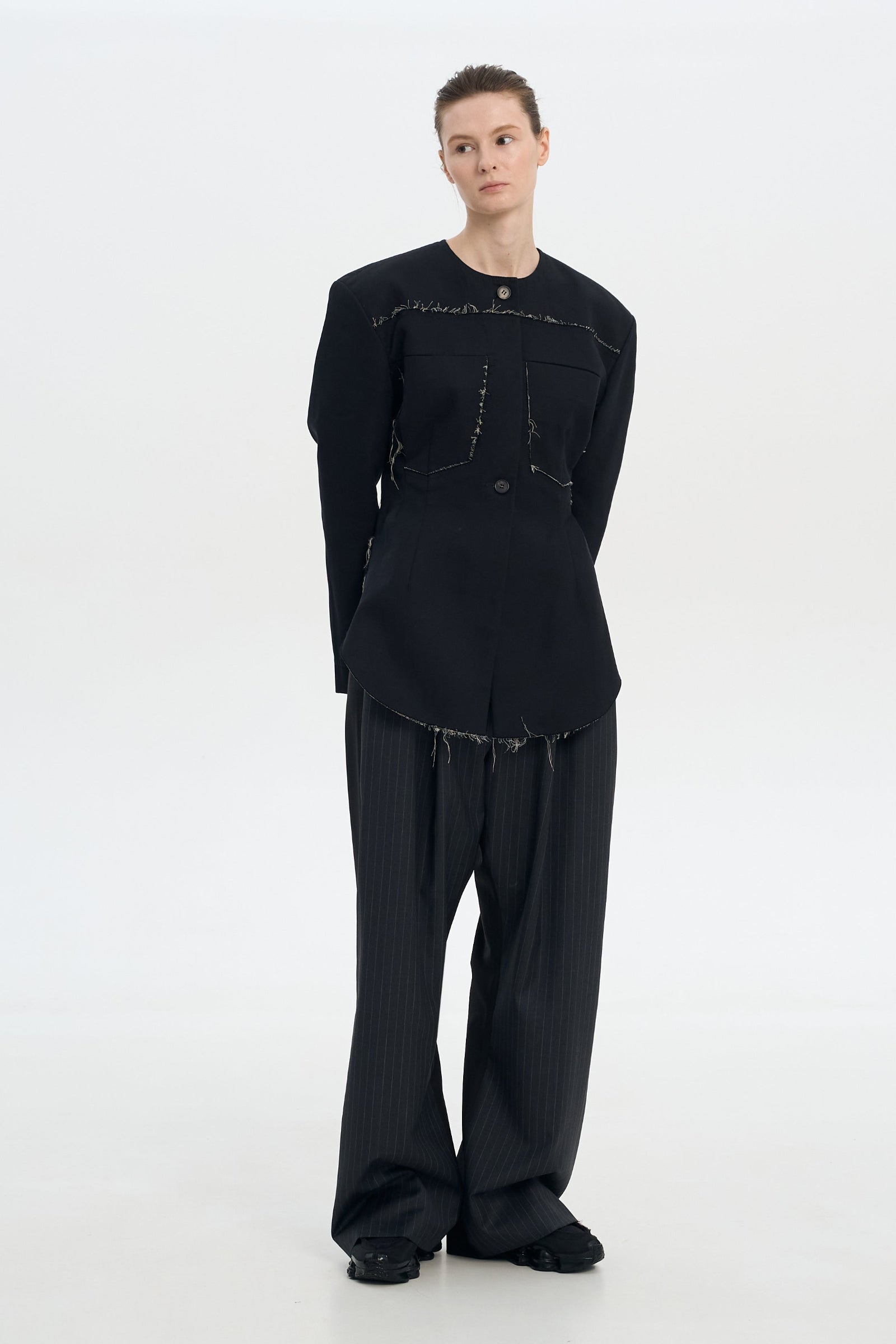 Джинсовий жакет з приталеним кроєм та деконструйованими краями