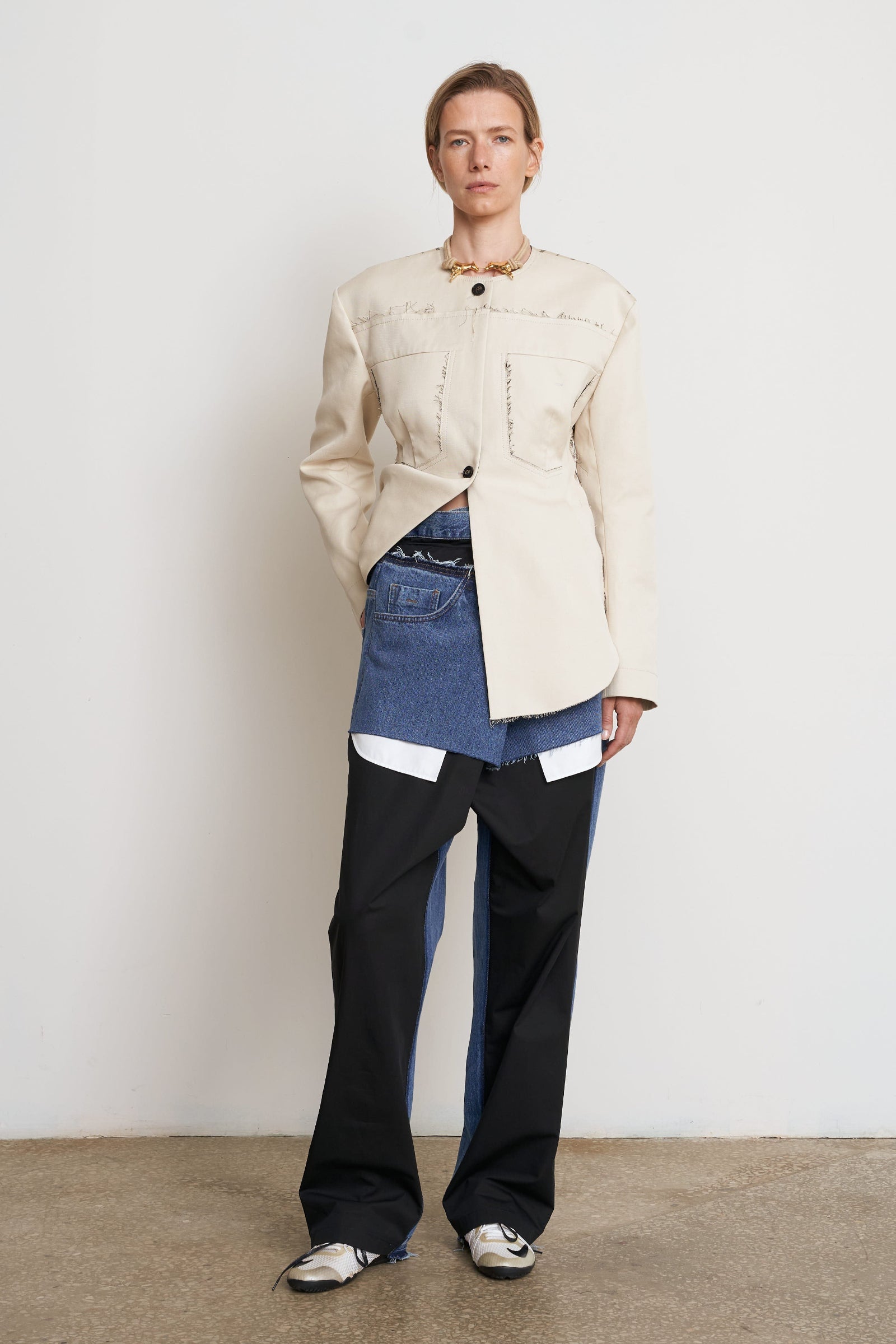 Джинсовий жакет з приталеним кроєм та деконструйованими краями з атласною спиною