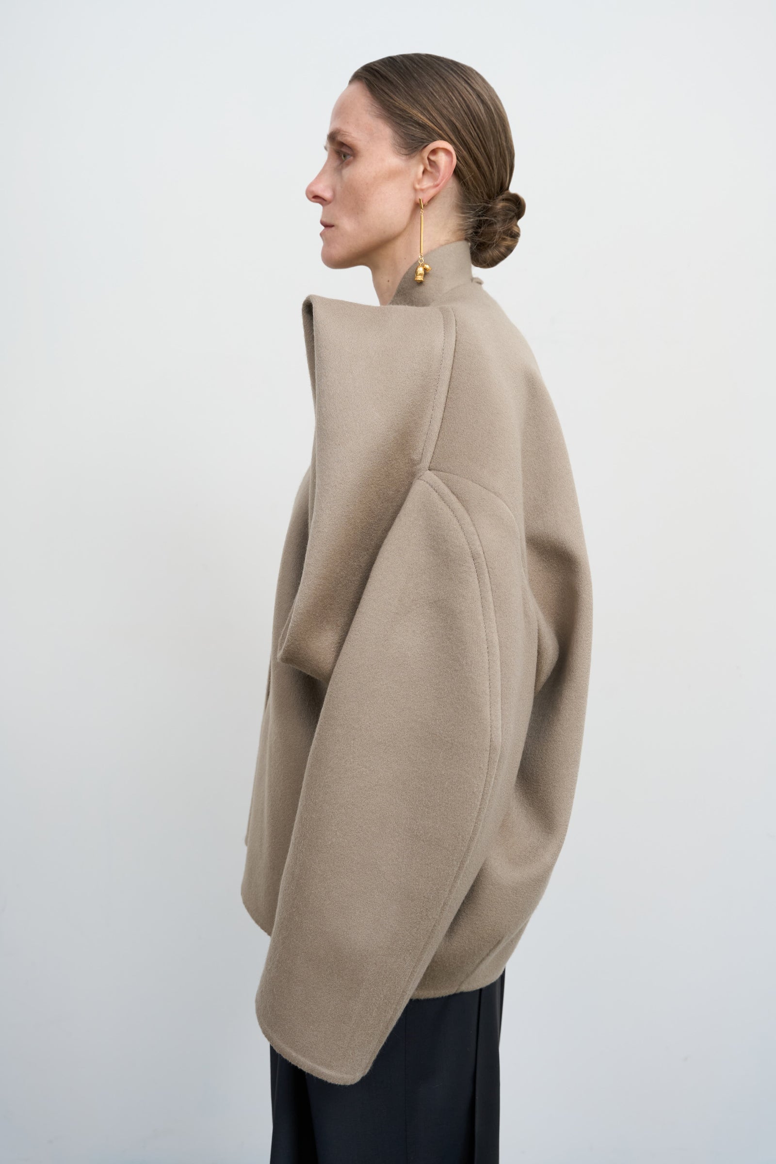 Вовняний бомбер із квітковими деталями на рукавах