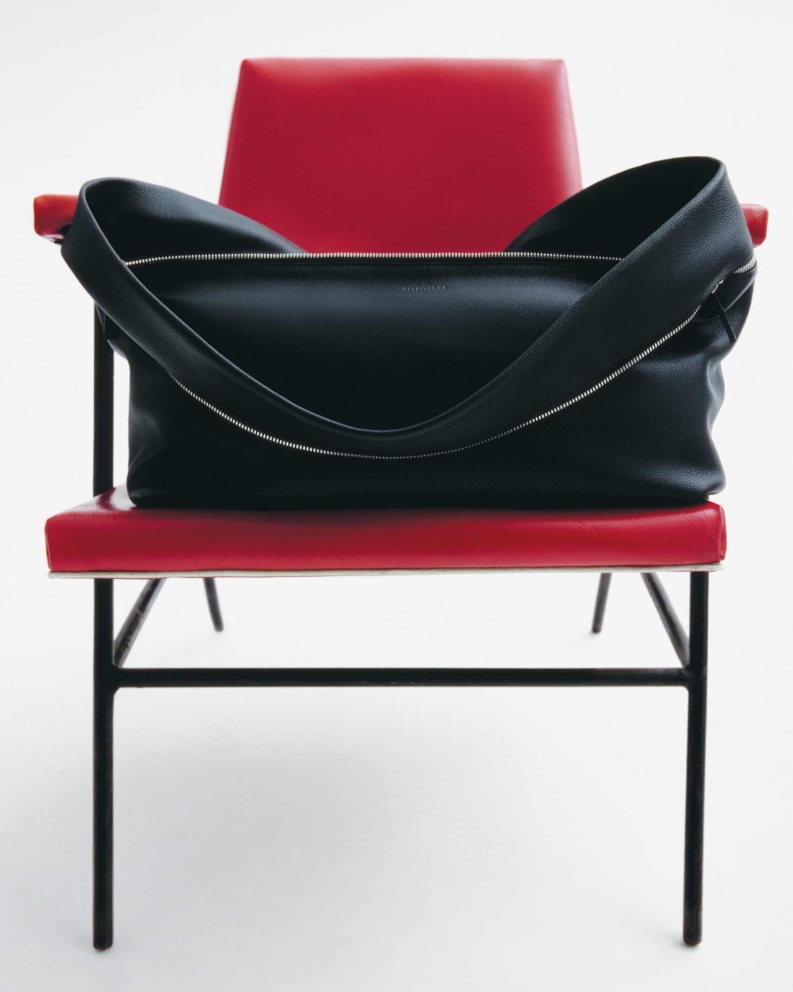 Чорна сумка на блискавці