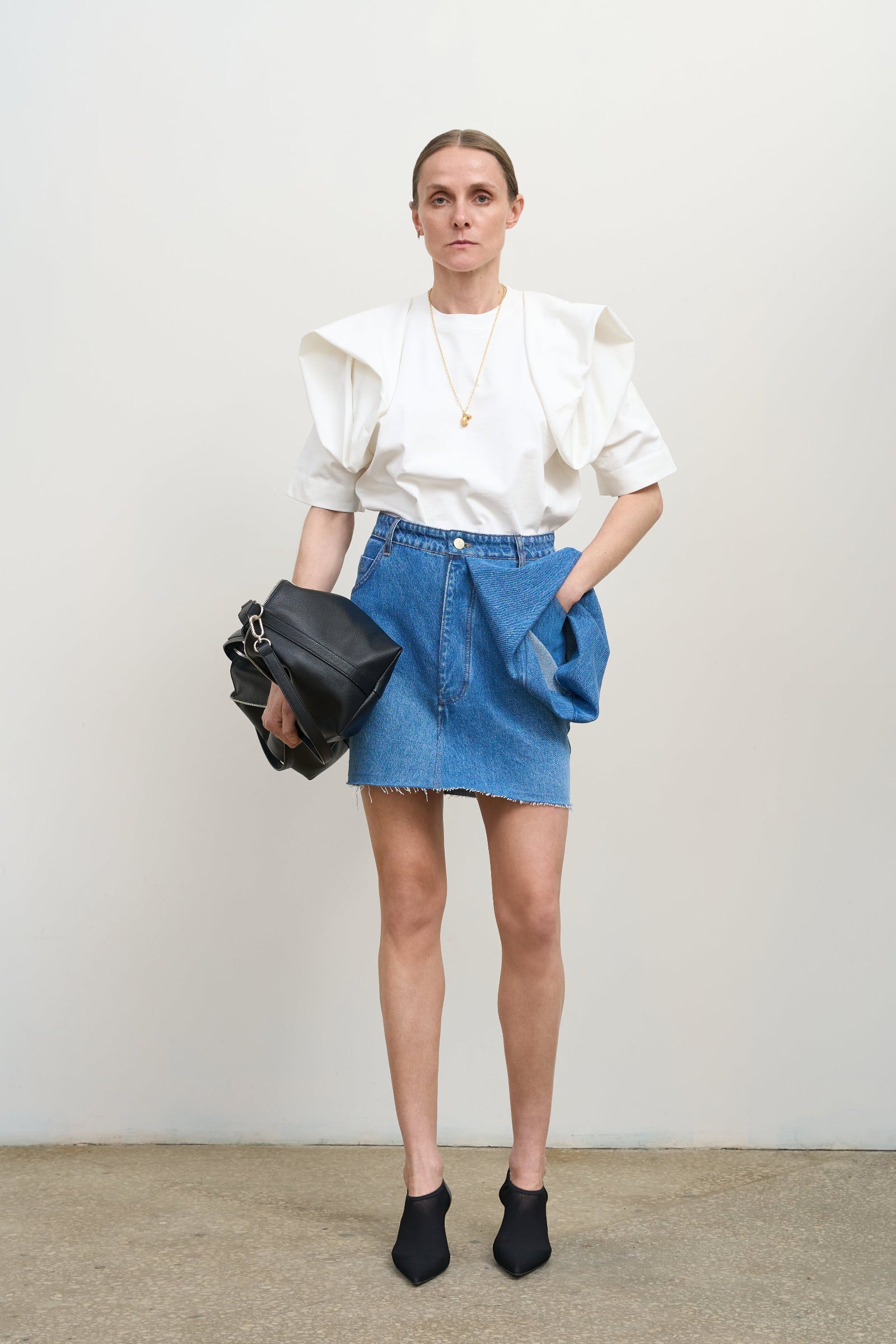 Шкіряна сумка через плече ZIP у бежевому та чорному кольорах