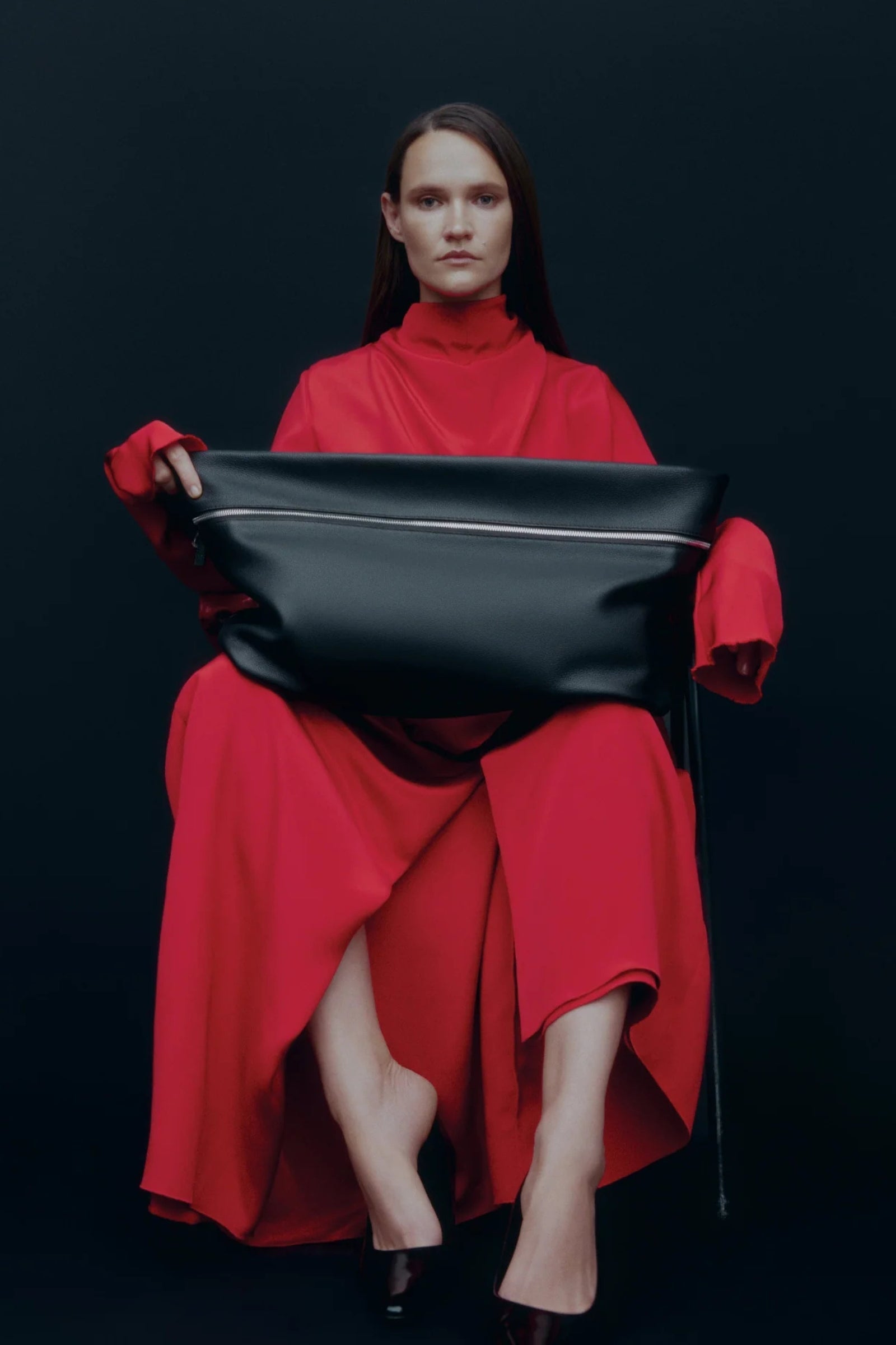 Чорна сумка на блискавці